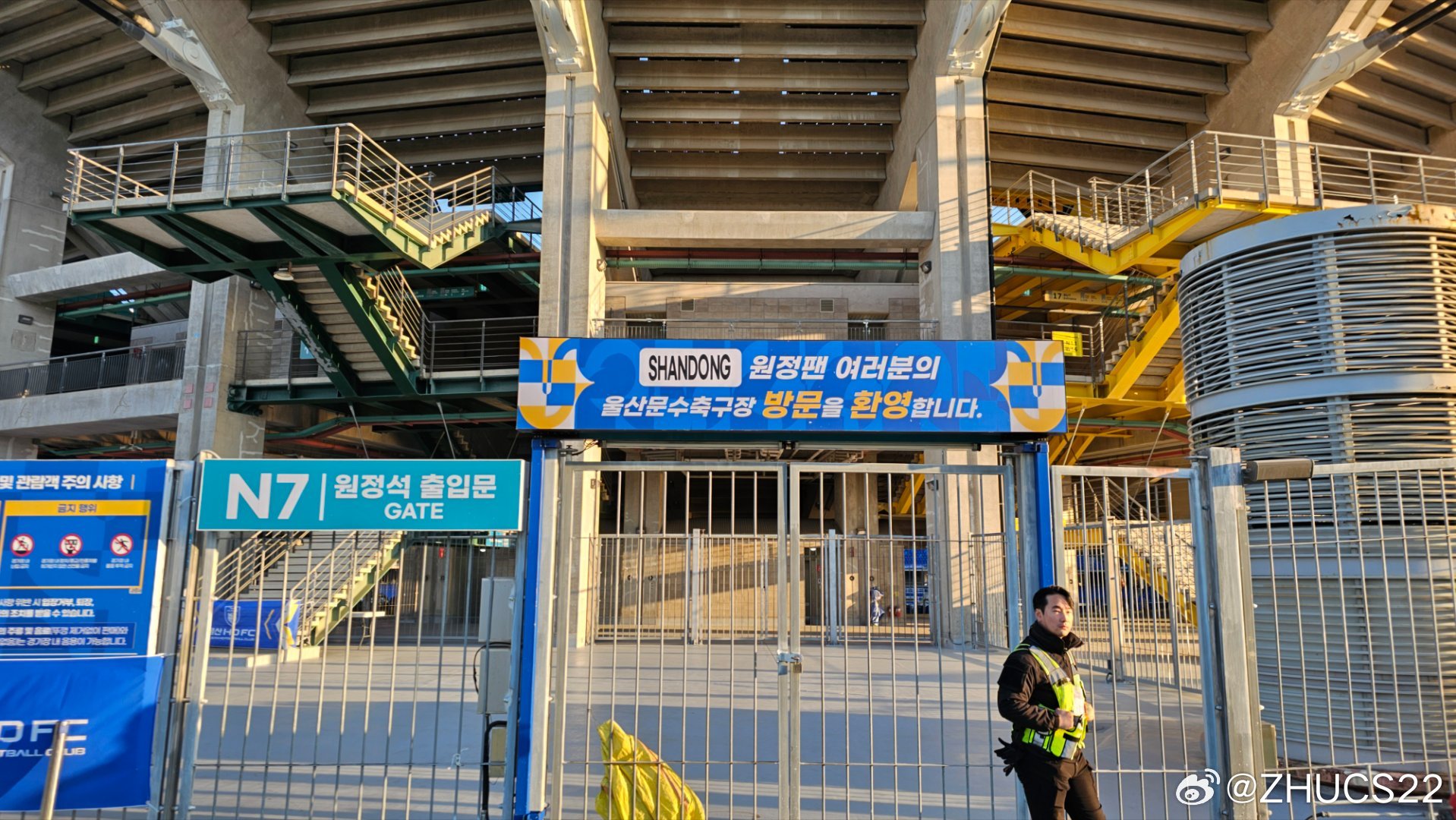 博主：蔚山現(xiàn)場(chǎng)工作人員、轉(zhuǎn)播車、安保在準(zhǔn)備撤場(chǎng)，場(chǎng)外一片安靜