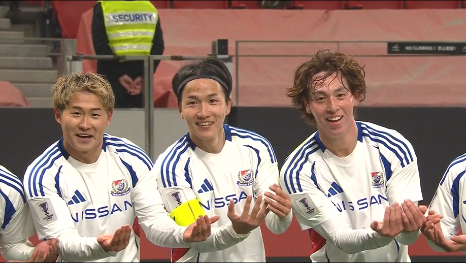 5分鐘連丟2球！天野純搶點破門+和隊友跳搖籃舞慶祝，海港2球落后